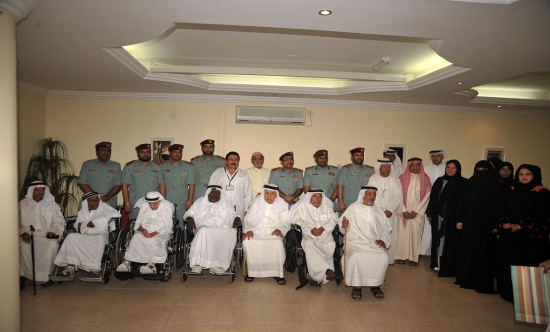 شرطة عجمان تحتفل مع نزلاء دار رعاية المسنين