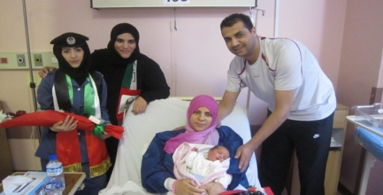 وفد من الشرطة النسائية من إدارة ترخيص الآليات و السائقين زار مواليد الثاني من ديسمبر بمستشفى خليفة بعجمان