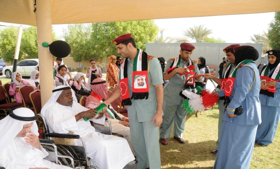مركز شرطة النعيمية الشامل يحتفل مع نزلاء دار رعاية المسنين بعجمان باليوم الوطني 40 للدولـــة