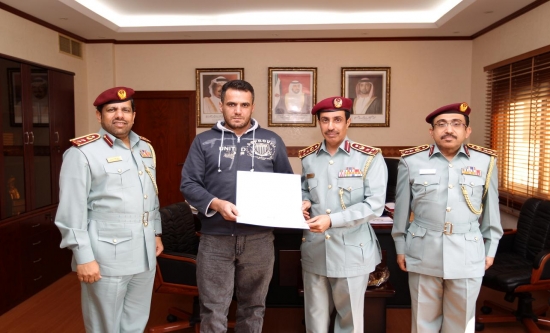 شرطة عجمان تكرم حوكان لشجاعته
