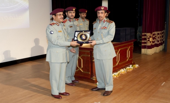 اللواء الهديدي يكرم  القيادة العامة لشرطة عجمان