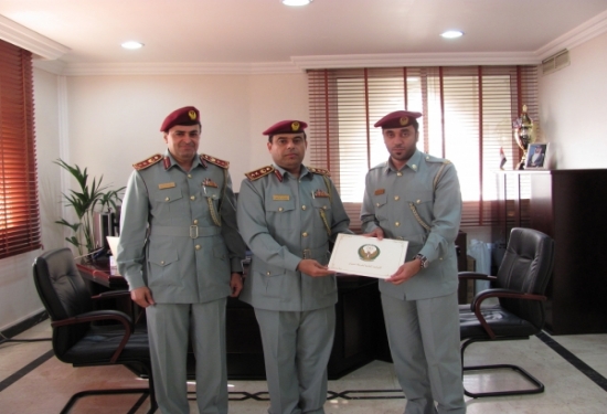 مدير عام الموارد و الخدمات المساندة يكرم موظف متفوق