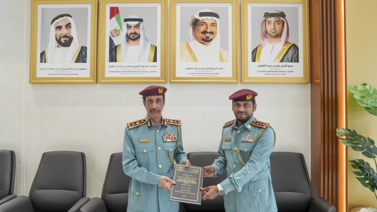 اللواء سلطان النعيمي يتلقى نسخة من رسالة الماجستير لضابط بشرطة عجمان