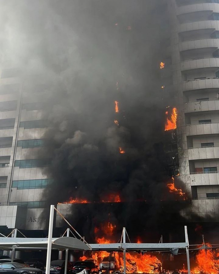 السيطرة على حريق بواجهة بناية سكنية بعجمان