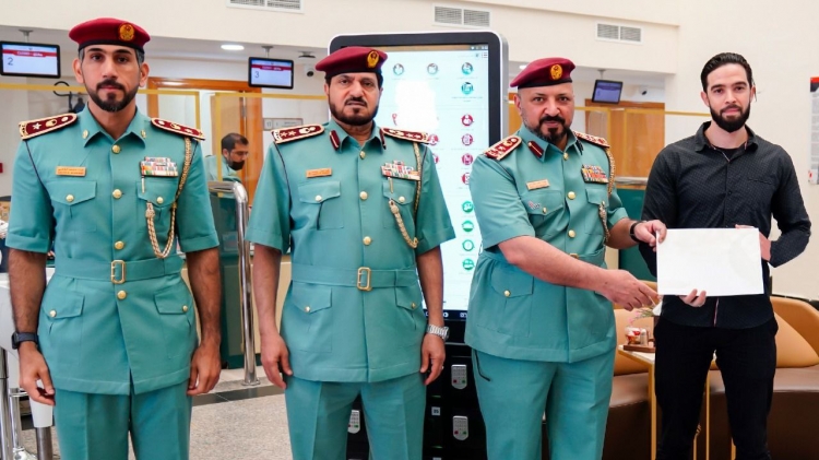 شرطة عجمان تكرم عدداً من المتعاملين الإيجابيين في مراكز الشرطة الشاملة