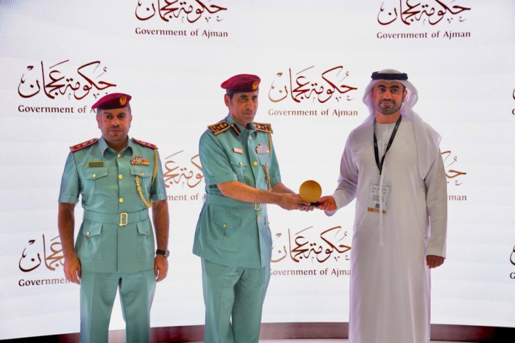 العميد مبارك خلفان الرزي مدير عام الموارد والخدمات المساندة بشرطة عجمان يتسلم درع التكريم من سعادة مروان أحمد آل علي مدير عام دائرة المالية بعجمان