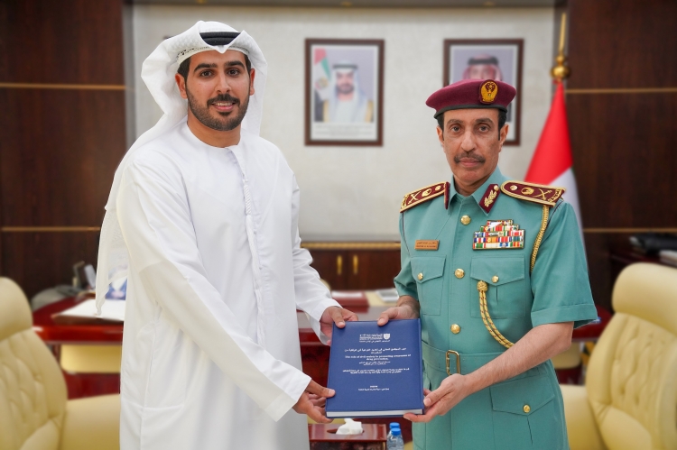 قائد عام شرطة عجمان يكرم موظف لتميزه في إتمام رسالة الماجستير التنفيذي في الإدارة العامة