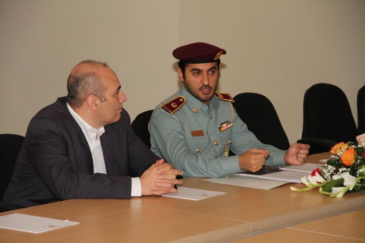 رئيس قسم الإعلام بشرطة عجمان يلقي محاضرة حول الإعلام الأمني  لطالبات جامعة عجمان