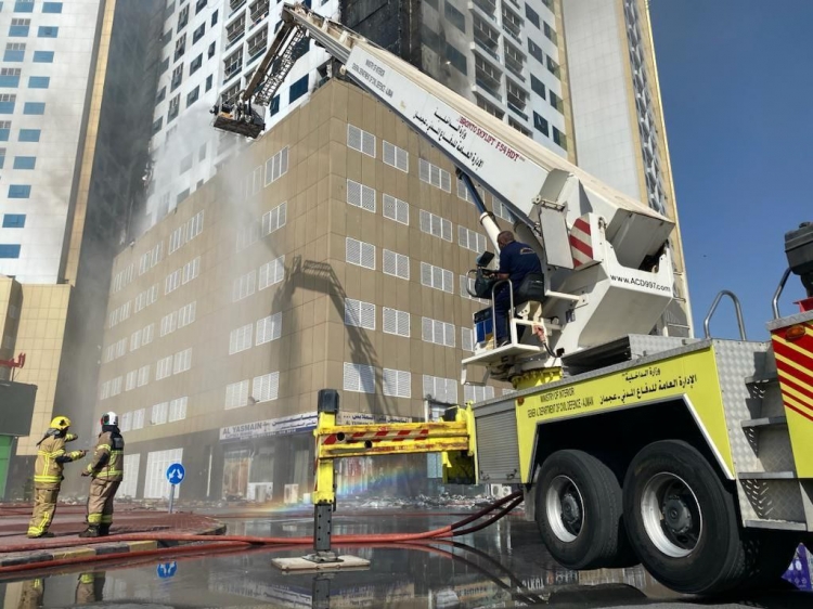 التمكن من السيطرة واخماد حريق اندلع في برج سكني بعجمان