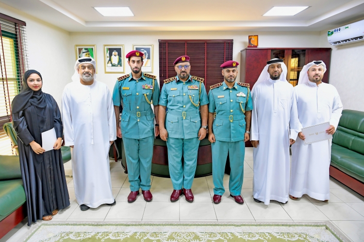 شرطة عجمان تكرم موظفيها المتميزين من مراكز الشرطة والتحريات