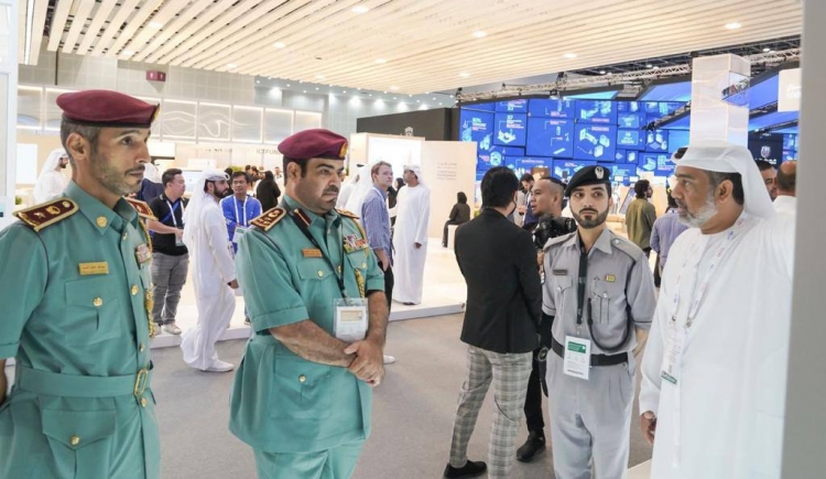 .سعادة العميد خالد بن محمد منصة حكومة عجمان والانجازات التقنية الاخرى المشاركة في جيتكس 2022النعيمي نائب قائد عام شرطة عجمان يطلع على ابرز   الانظمة التقنية الرقمية الحديثة في منصة شرطة عجمان والمؤسسات الاخرى في