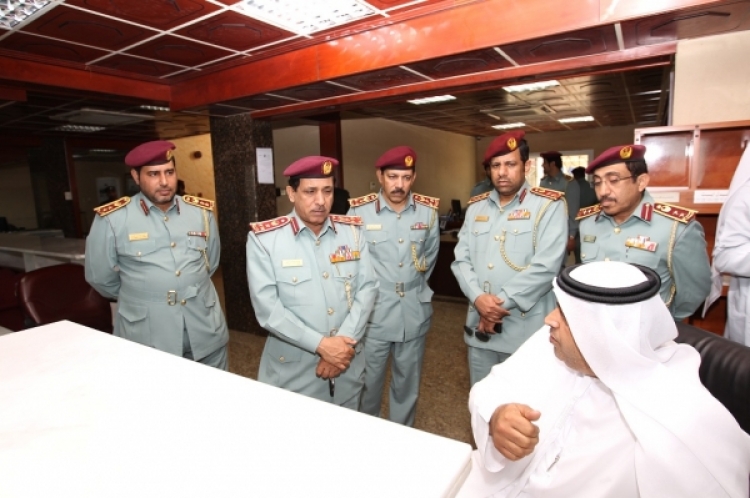 العميد علي علوان يتفقد مركز خدمة المتعاملين في قسم جوازات ميناء عجمان