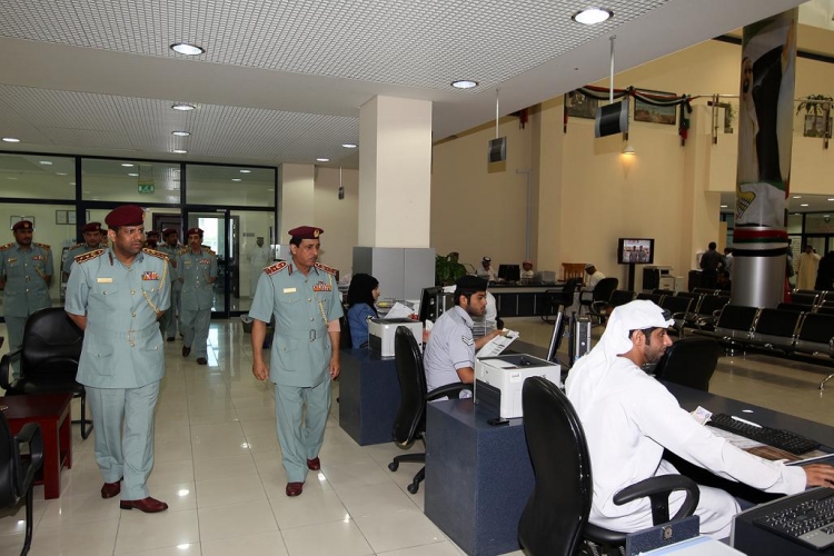قائد عام شرطة عجمان يتفقد إدارتي المرور والدوريات وترخيص الآليات والسائقين