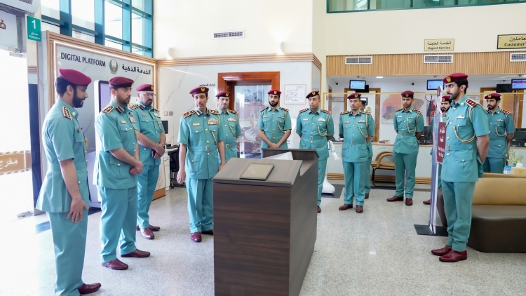 قائد عام شرطة عجمان يتفقد مركز شرطة الحميدية الشامل ويشيد بمختبر الإبتكار