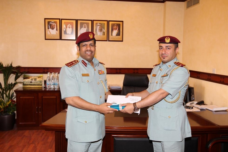 مدير مكتب قائد عام الشرطة يكرم الملازم أول خالد الدهماني لتميزه في العمل