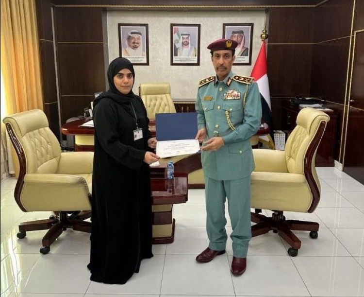 قائد عام شرطة عجمان يكرم موظفة لتميزها في إتمام رسالة الماجستير في علم الاجتماع