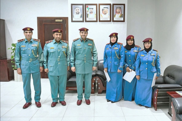 شرطة عجمان تكرم عدد من الموظفين المتميزين من العنصر النسائي بإدارة ترخيص الآليات والسائقين