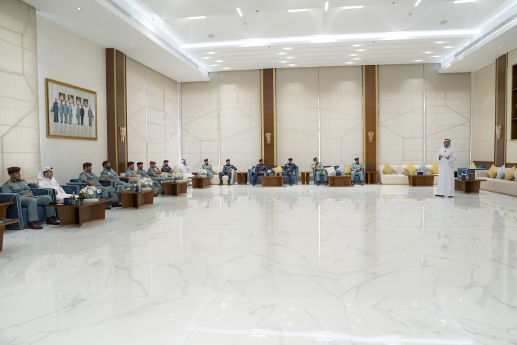 شرطة عجمان تعزز الكفاءات القيادية للضباط من خلال ورشة القيادة الملهمة يقدمها الإعلامي فهد هيكل