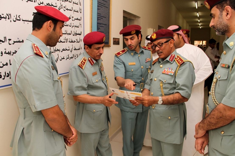 قائد عام شرطة عجمان يتفقد مركز شرطة المنامـة الشامل