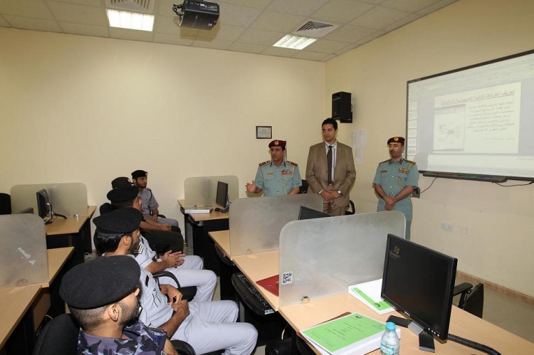 قائد عام شرطة عجمان يزور معهد تدريب الشرطة و يتابع سير العملية التدريبية