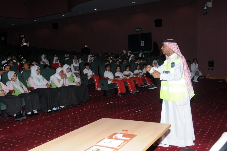 شرطة عجمان تنظم محاضرات توعوية لطلاب وطالبات منطقة عجمان التعليمية
