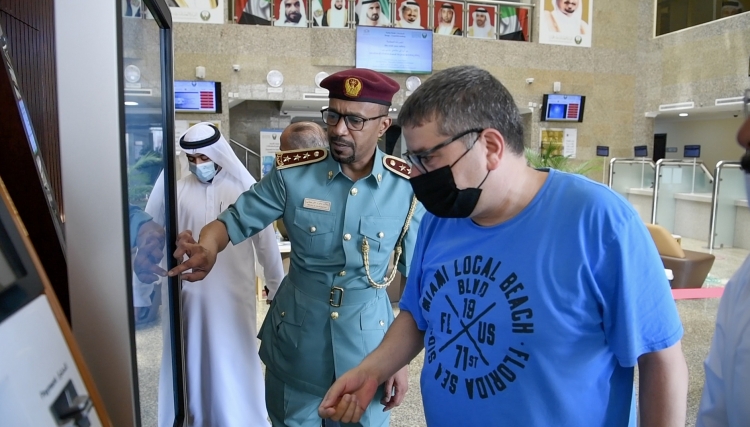 شرطة عجمان تطلق منصة الخدمات الذكية للمتعاملين في مركز شرطة الجرف الشامل
