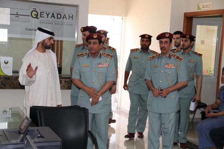 قائد شرطة عجمان يزور معهد قيادة ويوجه بإنشاء قرية مرورية