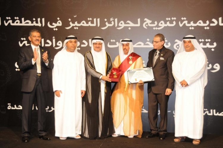 الوشاح الأرجواني بالوسام الذهبي لشرطة عجمان ولسعادة العميد الشيخ سلطان بن عبدالله النعيمي