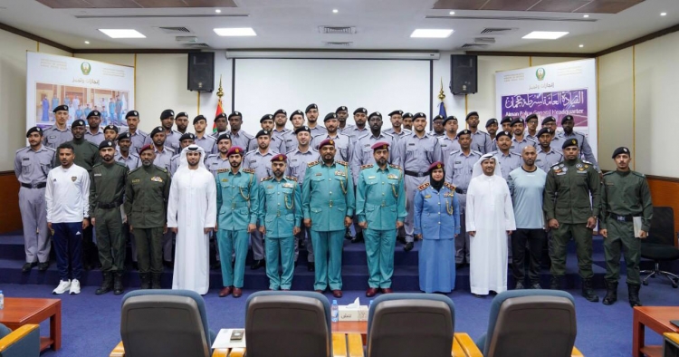 مدير إدارة الموارد البشرية بشرطة عجمان يشهد حفل تخريج دورة الإعداد الأساسي الثانية عشر للمستجدين