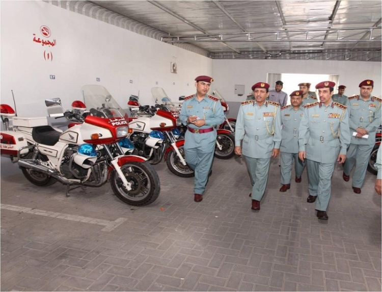 قائد عام شرطة عجمان يتفقد إدارة العمليات وإدارة المرور والدوريات وقسم المهام الخاصة