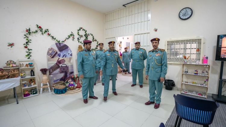 قائد عام شرطة عجمان يشيد بتعزيز جودة حياة النزلاء في إدارة المؤسسة العقابية والإصلاحية في عجمان