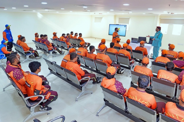 شرطة عجمان تنظم محاضرات توعوية لسائقي دراجات التوصيل لعدد من الشركات الخاصة في الإمارة