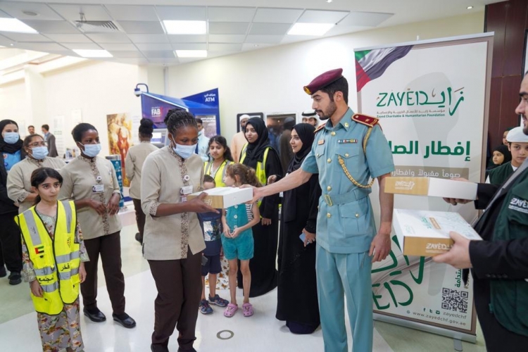 شرطة عجمان ومؤسسة زايد للاعمال الخيرية تنظمان مبادرة إفطار صائم بمستشفى الشيخ خليفة وطرق امارة عجمان