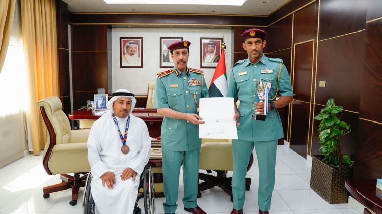 قائد عام شرطة عجمان يكرم عدداً من الموظفين لإنجازاتهم وحصولهم على بطولات متميزة