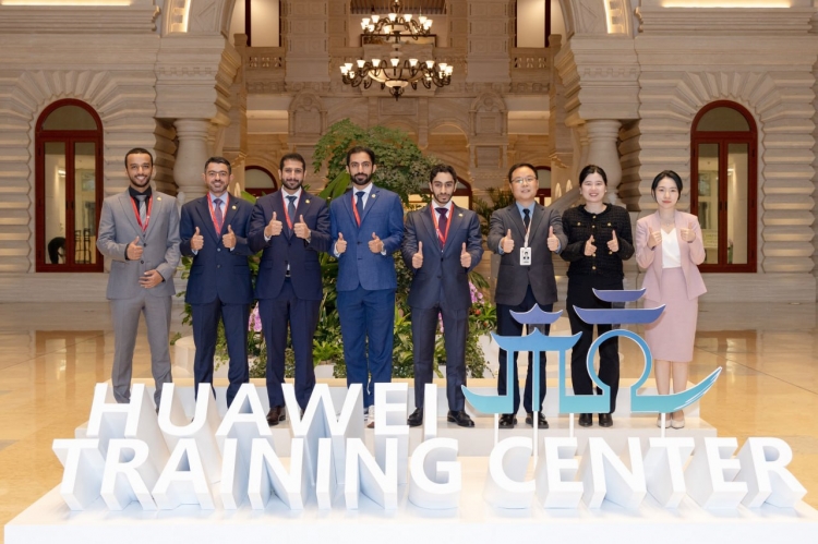 شرطة عجمان تعزز خبرة وكفاءة كوادرها بتنسيبهم برنامج تقني متقدم في هواوي الصينية