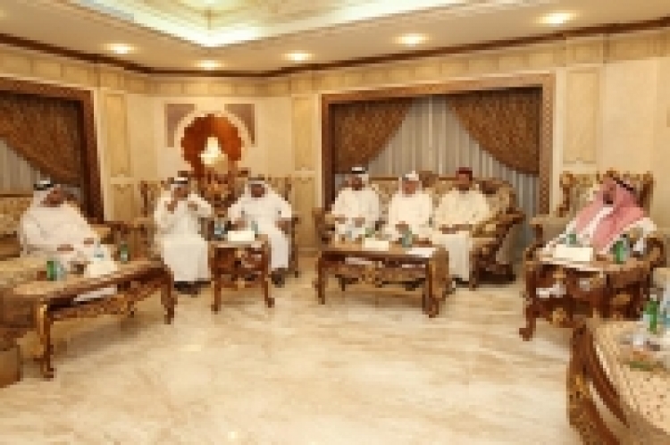 المشاركون في مجلس عبيد الزعابي دعوة إلى تفعيل عمل اللجان الثقافية والأمنية المشتركة