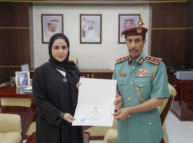قائد عام شرطة عجمان يكرم موظفة لإنجاز مشروع تخرج متميز حول الاستدامة والذكاء الاصطناعي بشرطة عجمان