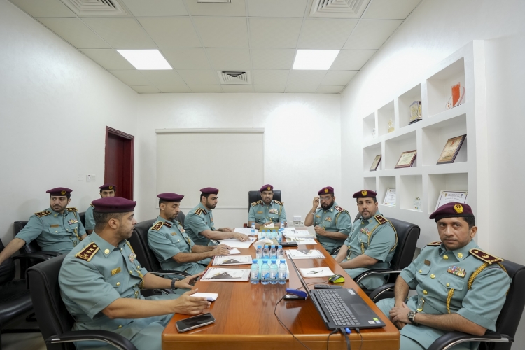 نائب قائد عام شرطة عجمان يشيد بالابتكارات التقنية في قسم مسرح الجريمة ومركز شرطة الصناعية