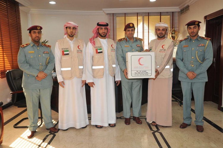 شرطة عجمان تشارك  في حملة قلوبنا مع أهل الشام