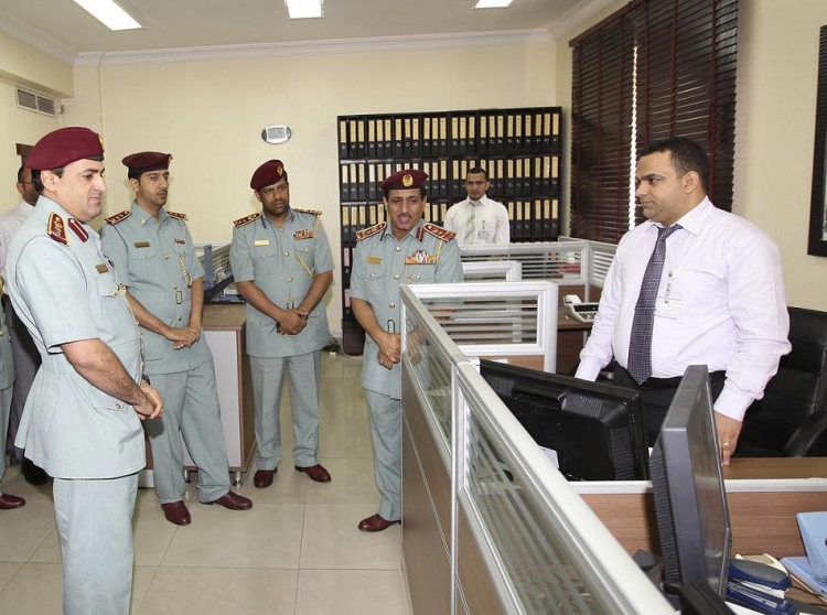 قائد عام شرطة عجمان يتفقد إدارتي الشؤون المالية والموارد البشرية