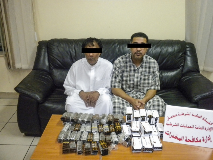 شرطة عجمان تلقي القبض على 3 متهمين بحوزتهم 12 ألف و740 حبة ترامادول