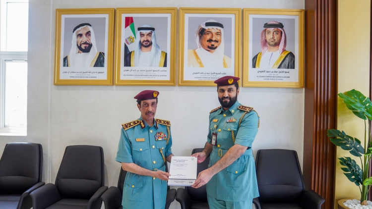 قائد عام شرطة عجمان يثمن إنجاز ضابط نال الماجستير في البحث الجنائي