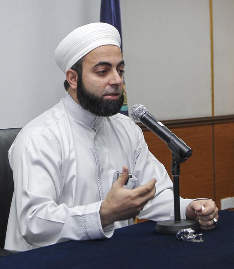 شرطة عجمان تنظم محاضرة حول يوم العمل الإنساني