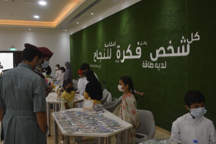 شرطة عجمان تحفز الأطفال المشاركين في معرض التاجر الصغير