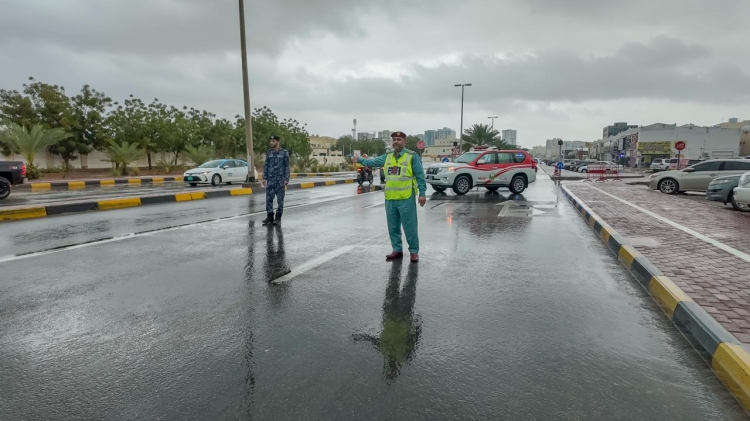 شرطة عجمان تطمئن الجمهور بجاهزيتها للتعامل مع الحالة الجوية على مدار الساعة