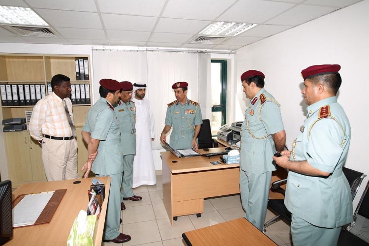 قائد عام شرطة عجمان بالإنابة يتفقد مركز شرطة المدينة الشامل وشرطة الميناء