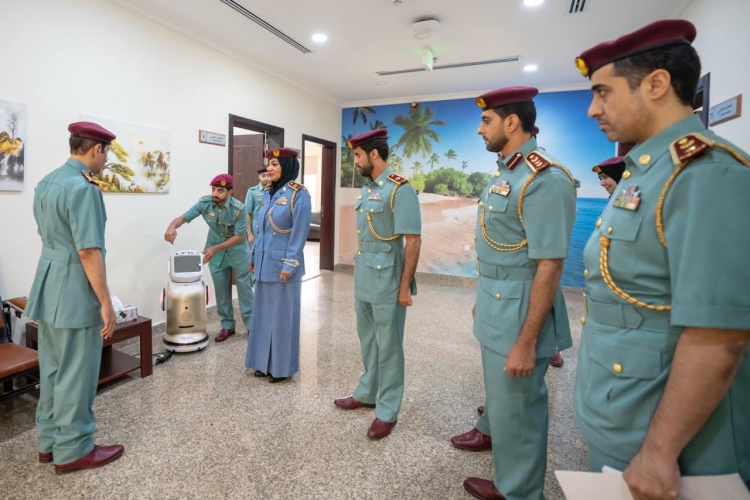 قائد عام شرطة عجمان يشيد بتميز الأداء في مركز الدعم الاجتماعي وقسم الشرطة المجتمعية ومركز الدراسات والبحوث