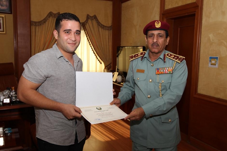 شرطـة عجمـان تكـرم شخص لأمانتـه