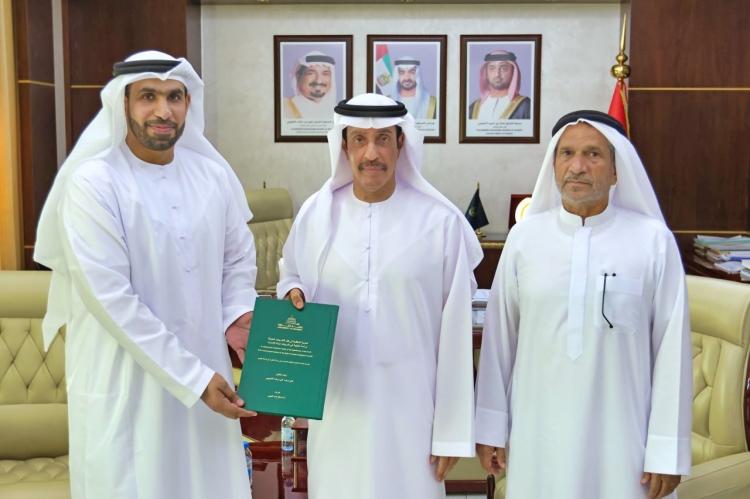 اللواء سلطان النعيمي يتلقى نسخة من شهادة الدكتوراه لموظف بشرطة عجمان