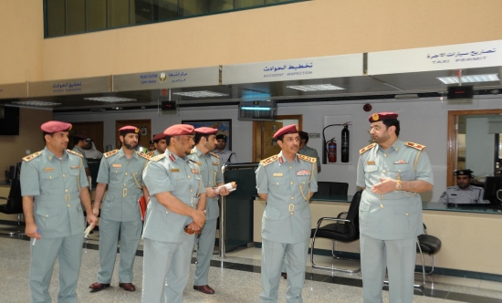 قائد عام شرطة عجمان بالإنابة يتفقد مركز شرطة المدينة الشامل